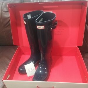 Brand new never worn Hunter boots. Size 10 Navy